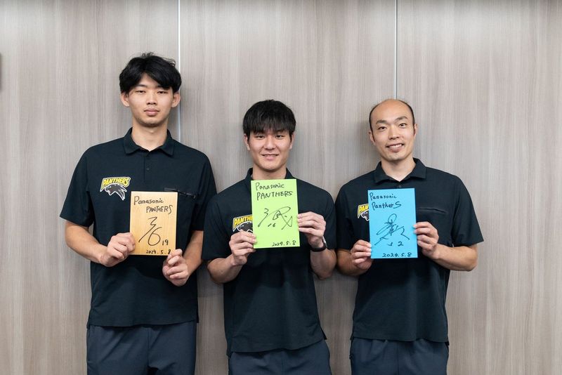 「パナソニックパンサーズ」の深津選手・西川選手・池城選手がタラフレックスのサンプルを持った集合写真